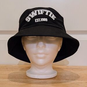 EUC Taylor Swift Black And White SWIFTIE 1989 Bucket Hat